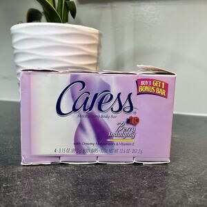 4- Caress Berry Indulging Creamy Moisturizers & Vitamin‎ E Body Bar Soap